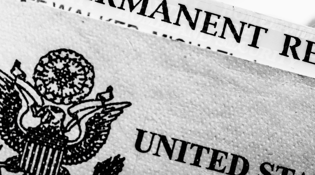 Oficina de Inmigración: Cómo solicitar la naturalización, la residencia permanente o green card y mucho más